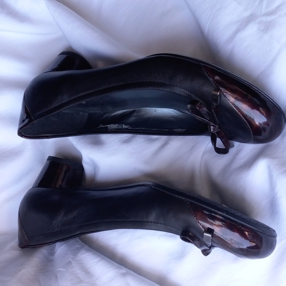 Stuart Weitzman Round Toe and Round Block Heels Size 6M - Picture 8 of 16